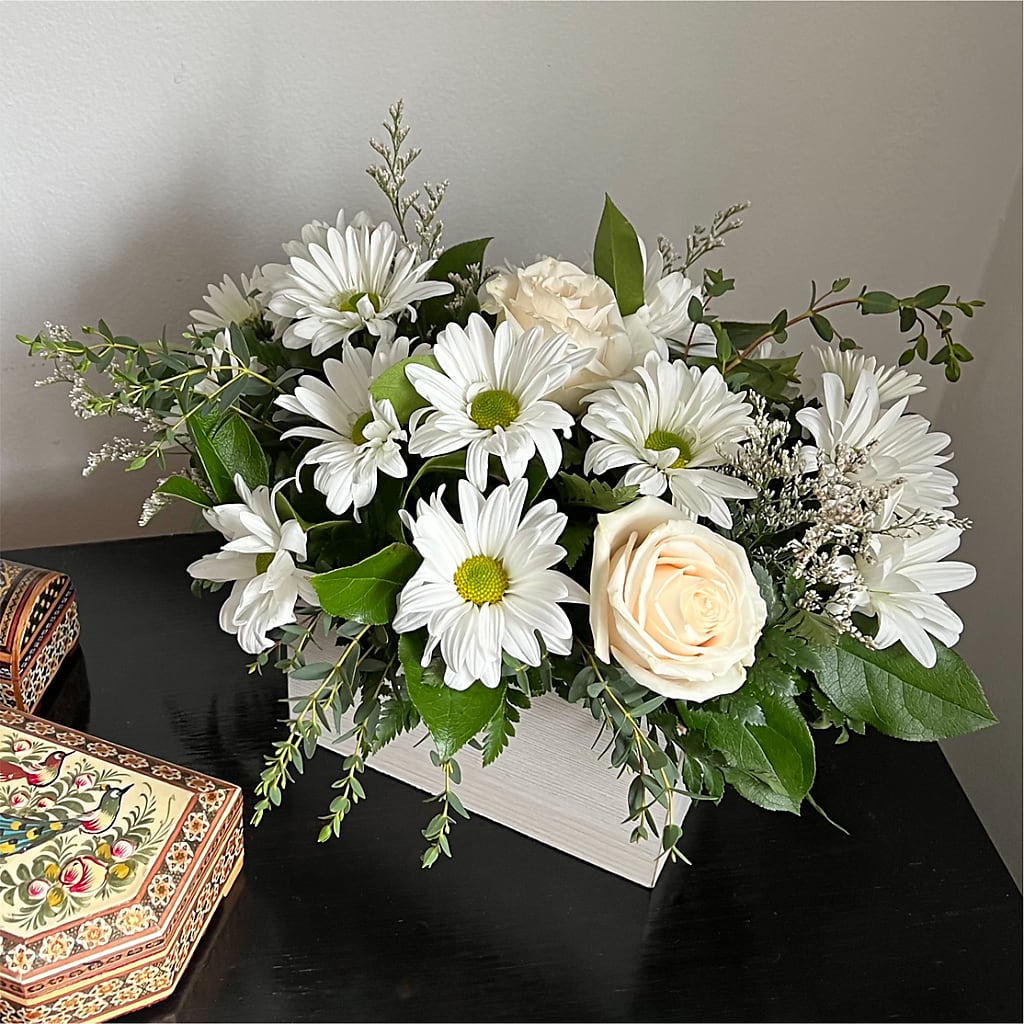Fresh Linen Box Bouquet – BELLE FLEURS & DESSINS, Lexington KY