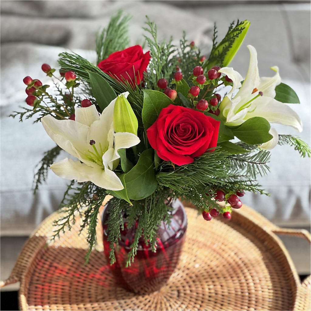 Evergreen Delight Bouquet – BELLE FLEURS & DESSINS, Lexington KY